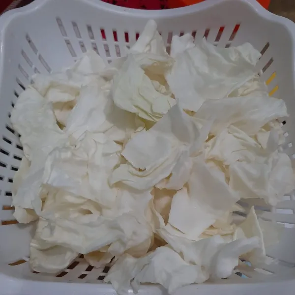 Potong-potong kol. Cuci bersih.