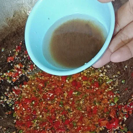 Tambahkan air asam jawa, lalu lanjut diaduk. Jangan lupa koreksi rasa.