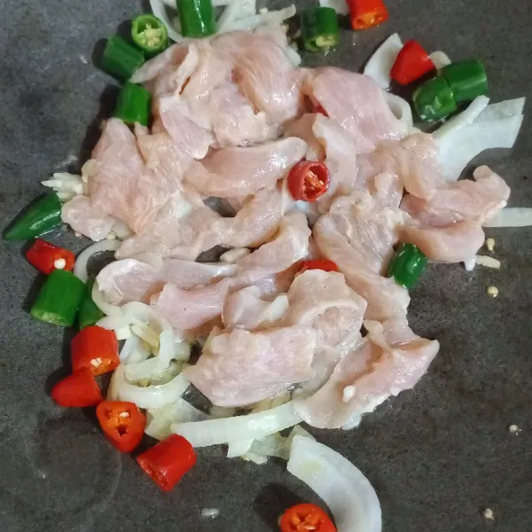 Masukkan daging ayam, masak hingga berubah warna.