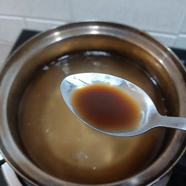 Tambahkan Kecap inggris. Aduk kembali. Dan biarkan mendidih.