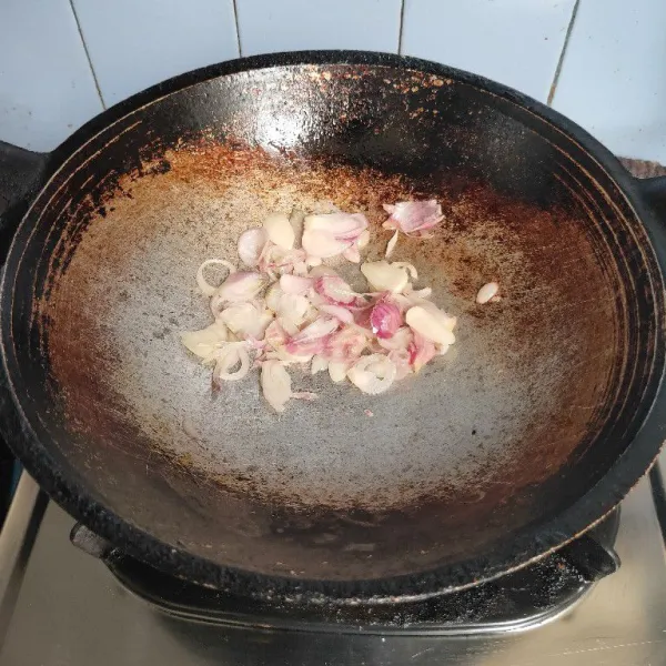 Tumis bumbu iris sampai harum.