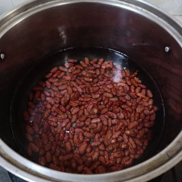 Didihkan air, rebus kacang merah selama 5 menit, kemudian tutup panci, matikan api, rendam kacang merah selama 30-40 menit dengan panci tertutup.