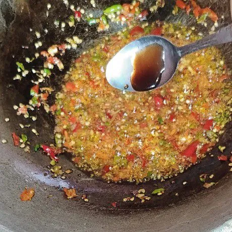 Lanjut, tambahkan saus tiram, aduk rata kembali.
