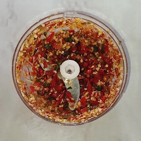 Cincang halus semua bahan (bawang dan cabe) disini aku menggunakan chopper manual.