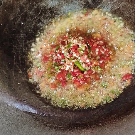 Tumis bahan yang sudah dicincang halus.