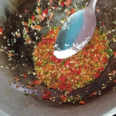 Setelah bahan layu, tambahkan garam, gula kemudian di aduk rata.