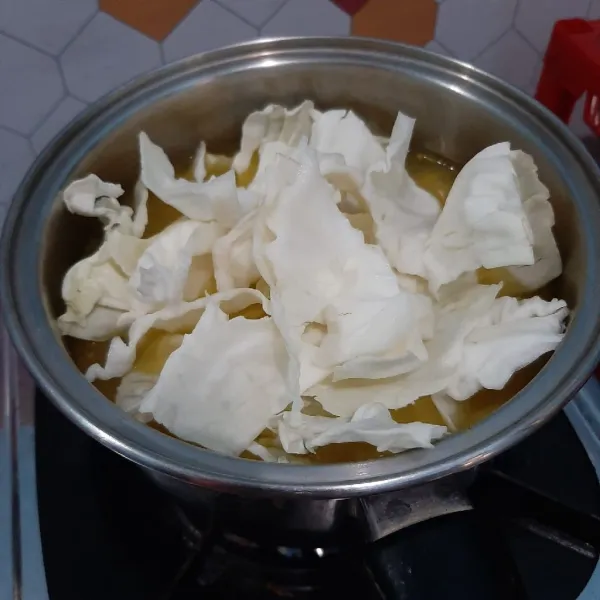 Tunggu sampai bumbu tanak. Tambahkan garam dan penyedap. Lalu masukkan kol. Masak hingga kol empuk.