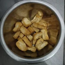 Potong tahu lalu goreng sampai matang lalu sisihkan.