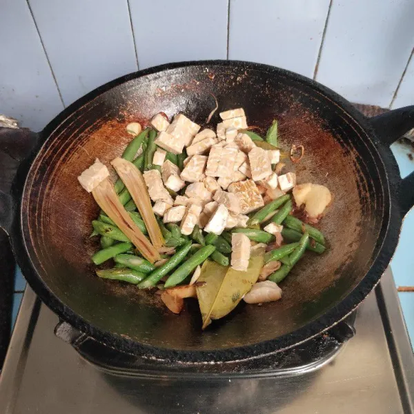 Masukkan tempe dan buncis.