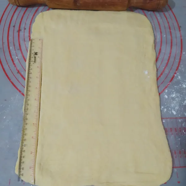 Gilas ½ bagian danish pastry homemade menjadi ± 40cm x 30 cm.