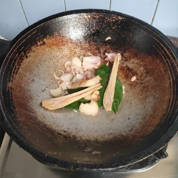 Lalu tambahkan serai, jahe, lengkuas dan daun salam. Aduk rata.