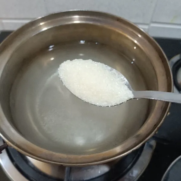 Siapkan air di panci. Masukkan gula dan garam. Aduk merata dan masak hingga mendidih.