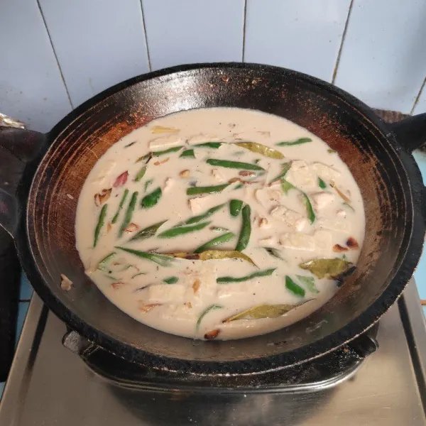Masak hingga matang, koreksi rasanya.