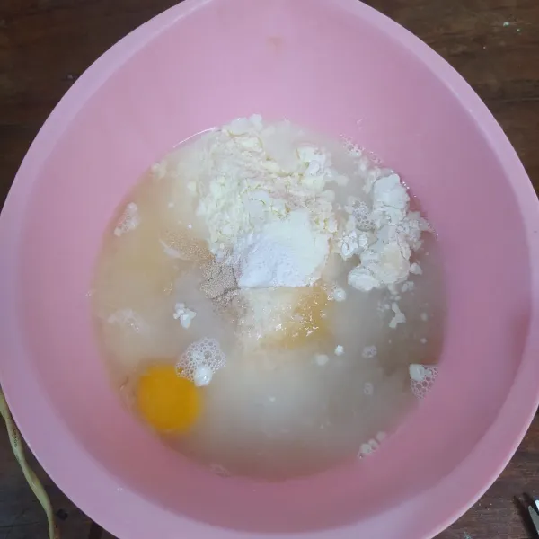 Dalam mangkuk masukkan terigu, ragi instan, gula, bread improver, telur dan air. Mikser hingga tercampur rata.