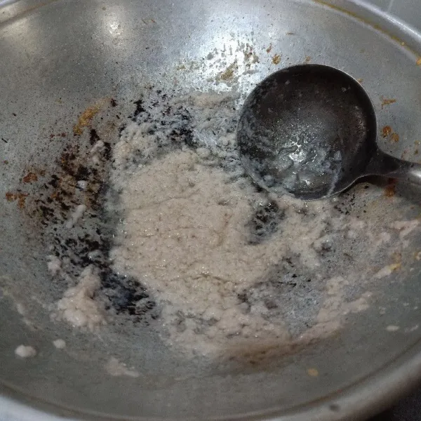 Sambil menunggu daging direbus, panaskan minyak goreng, tumis bumbu halus sampai harum dan benar-benar matang. Kemudian tuang tumisan bumbu ke dalam air rebusan daging. Masak sampai daging dan kacang merah empuk.