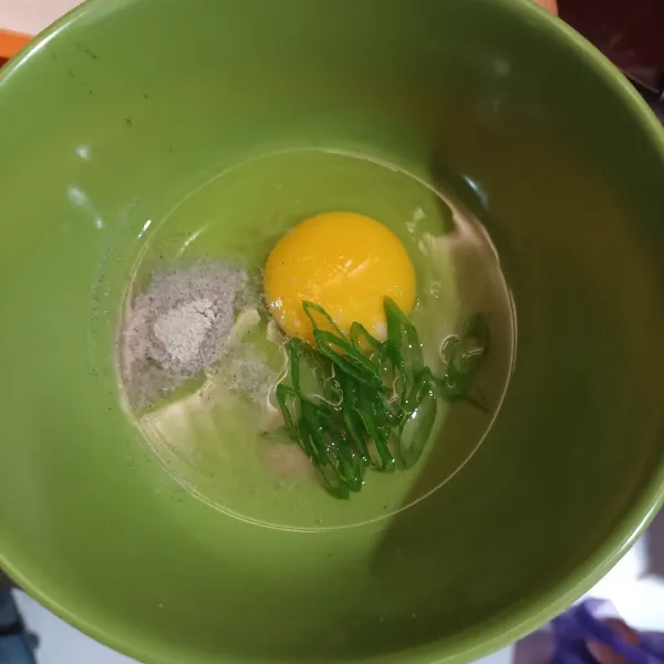 Campurkan telur, daun bawang, lada bubuk, kaldu jamur dan garam secukupnya. Lalu kocok rata.