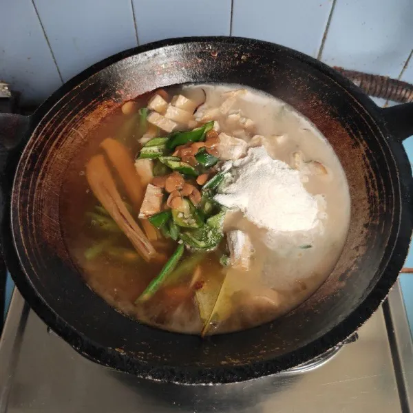 Tuang air, bubuk krimer, garam, gula dan kaldu bubuk.