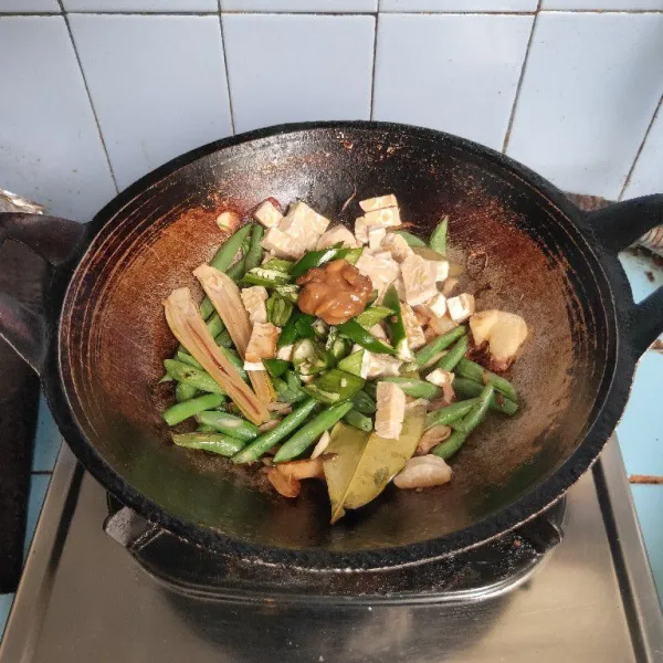 Tambahkan tauco, aduk rata.