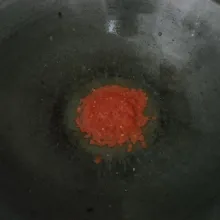 Tumis bumbu halus sampai harum.