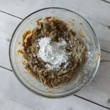 Tambahkan tepung terigu.