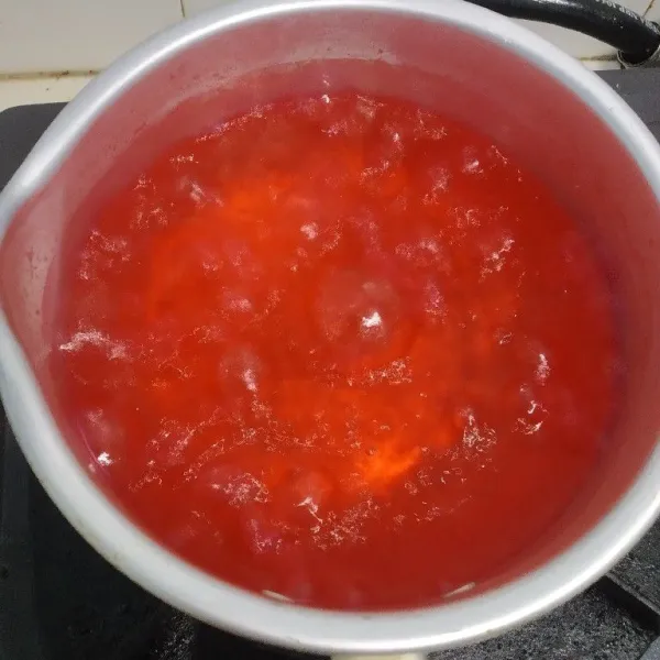 Campurkan semua bahan sirup merah. Lalu rebus hingga mendidih.