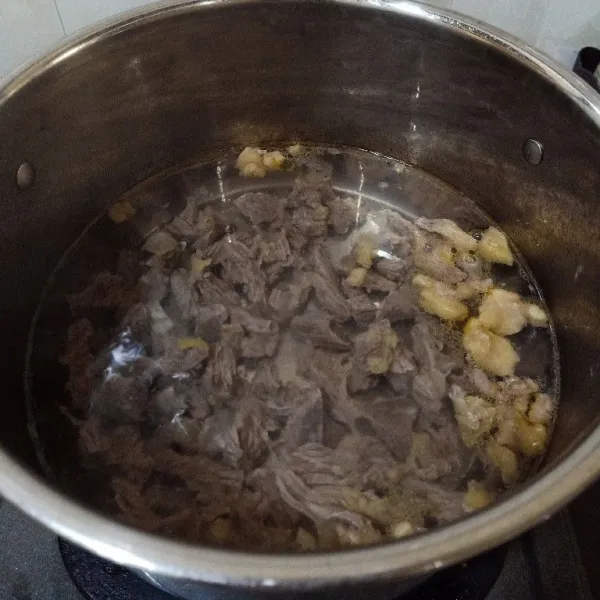 Di panci lain, didihkan air, masukkan potongan daging, rebus selama beberapa saat (jangan terlalu lama), kemudian angkat daging, buang air rebusan pertama yang keruh. Didihkan kembali 2 L air, rebus daging selama 5 menit, tutup panci, matikan api. Diamkan daging terendam selama 30-40 menit. Kemudian rebus kembali.