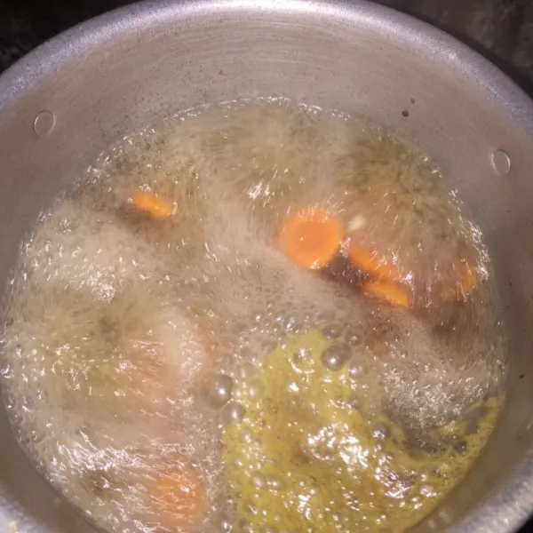 Setelah mendidih masukkan wortel, masak sampai matang.