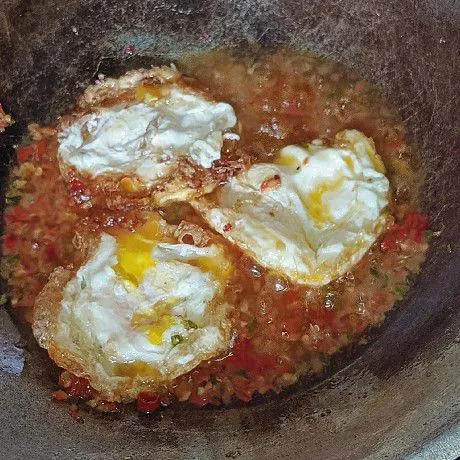 Masukkan telur ceplok yang sudah kita sisihkan tadi, masak sebentar sampai semua bumbunya merata di telur.