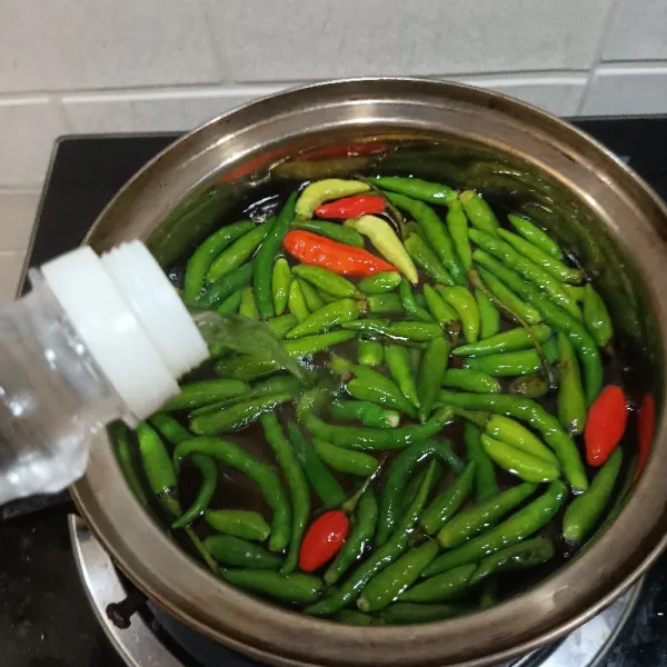 Masukkan cuka dan rebus hingga mendidih 2x.