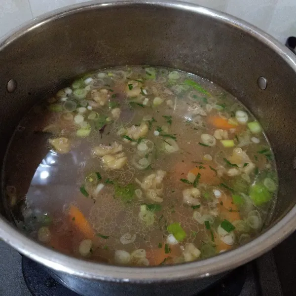 Setelah daging dan kacang merah empuk, masukkan wortel. Masak sebentar, tambahkan daun bawang dan seledri iris, koreksi rasa, matikan api. Sajikan dengan taburan bawang goreng jika suka.