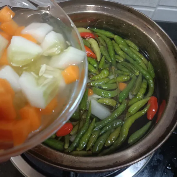 Terakhir masukkan wortel dan timun. Aduk sebentar dan matikan kompor. Angkat biarkanlah dingin. Simpan dalam toples.