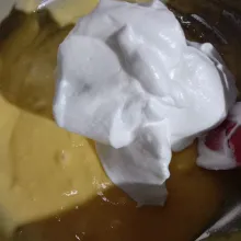 Campurkan adonan pasta dan adonan meringue, aduk balik dengan spatula.