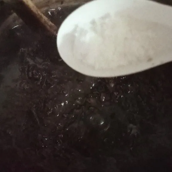 Kemudian tambahkan garam, aduk rata sisihkan.