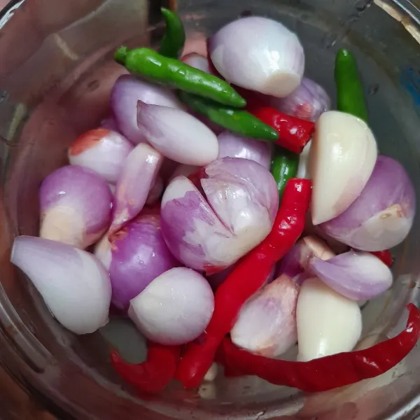 Cuci bersih cabe merah, bawang merah, bawang putih dan cabe rawit lalu masukkan kedalam blender.