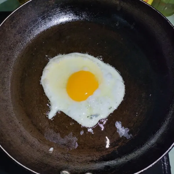 Langkah pertama ceplok telur hingga habis lalu sisihkan.