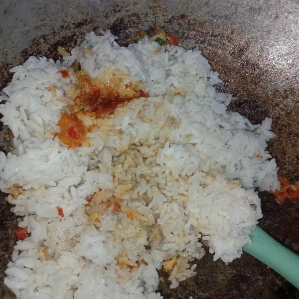 Masukkan nasi, tambahkan lada, kecap raja rasa, garam dan kaldu jamur, aduk rata.