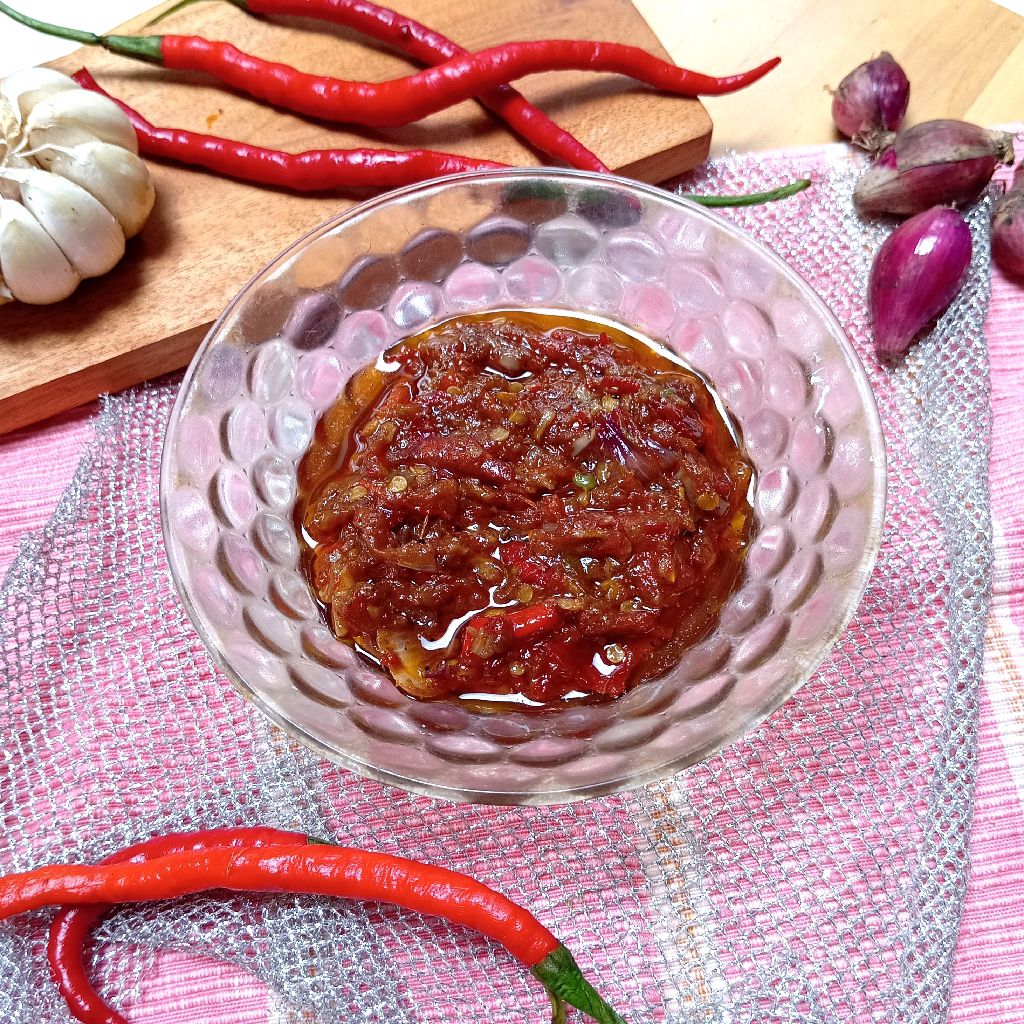 orang sedang membuat sambal di dapur