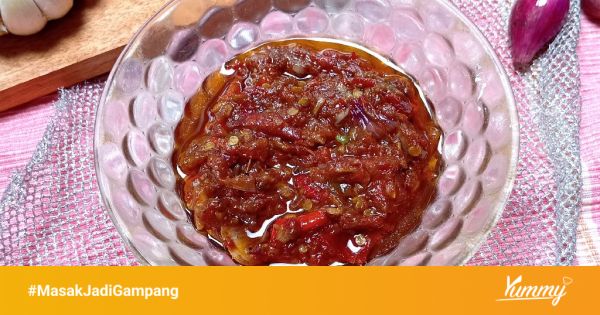 orang sedang membuat sambal di dapur