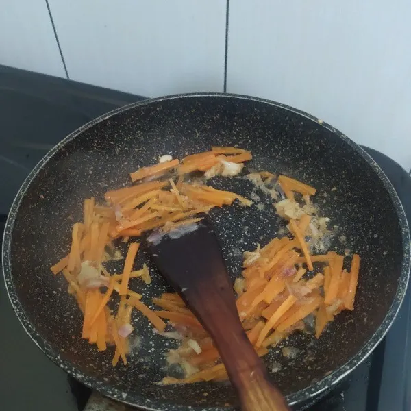 Tumis bumbu halus hingga harum lalu masukan irisan wortel. Masak hingga wortel layu.