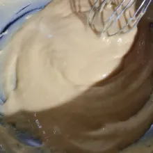 Membuat adonan pasta. Siapkan wadah untuk mengaduk. Masukkan kuning telur, aduk dengan whisk hingga tercampur rata. Masukkan minyak sayur, susu cair dan vanilla essens, aduk rata. Masukkan tepung terigu, garam, dan baking powder, aduk rata, sisihkan.