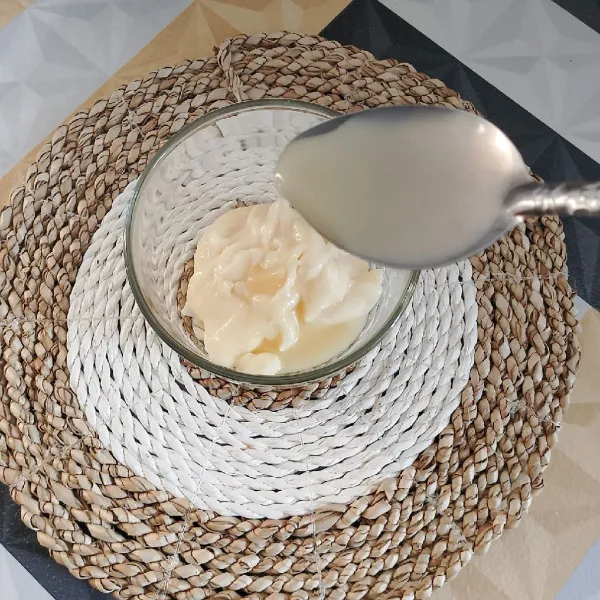 Campur mayonaise, kental manis dan yogurt, aduk hingga tercampur rata.