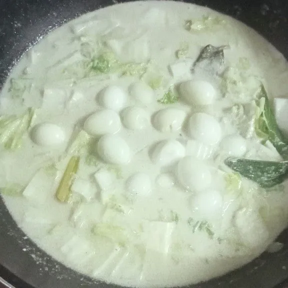 Masukkan telur yang sudah direbus, tahu dan sawi putih, jangan lupa tambahkan garam, masak sampai tanak.