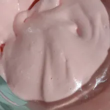 Tambahkan secukupnya pasta Red Velvet, ini untuk pemberi rasa dan warna, aduk balik dengan spatula.