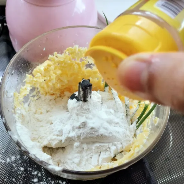 Tambahkan telur, tepung terigu, tepung beras dan baking powder.