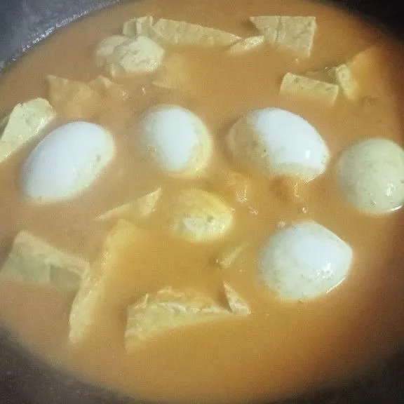 Tambahkan telur aduk rata, masak hingga santan sedikit menyusut.