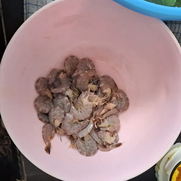 Siangi udang, cuci bersih. Beri garam dan perasan jeruk nipis aduk rata.