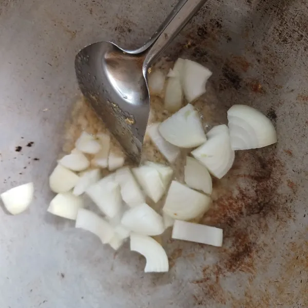 Panaskan minyak goreng, tumis bawang putih dan bombay sampai harum dan layu,