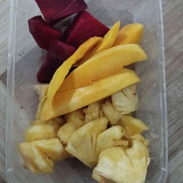 Potong buah bit, nanas dan mangga.