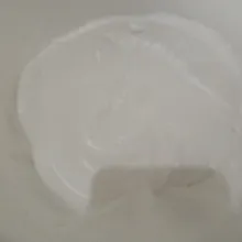 Membuat adonan meringue. Siapkan wadah untuk me-mixer adonan. Masukkan putih telur, mix dengan kecepatan tinggi hingga berbusa. Masukkan air perasan jeruk nipis dan gula secara bertahap (3X). Mix hingga level stif- peak alias kaku, dibalik tidak tumpah.
