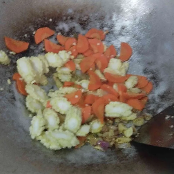 Masukkan wortel dan baby corn lebih dulu, tuang air separo. Masak hingga layu.